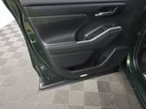 Used 2023 Toyota Highlander FWD image 9