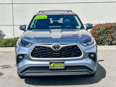 Used 2024 Toyota Highlander XLE FWD image 2