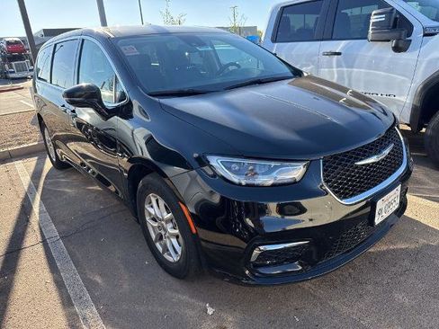 Used 2024 Chrysler Pacifica Touring-L image 2