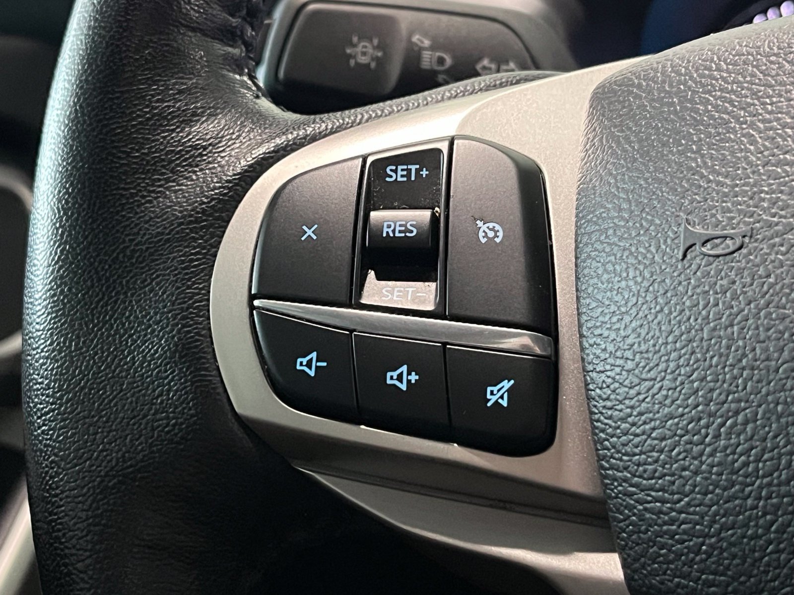 Used 2021 Ford Explorer XLT AWD/4WD image 30