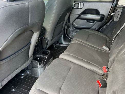 Used 2018 Jeep Wrangler Unlimited Sahara w/ Uconnect 4C Nav & Sound Group AWD/4WD image 4