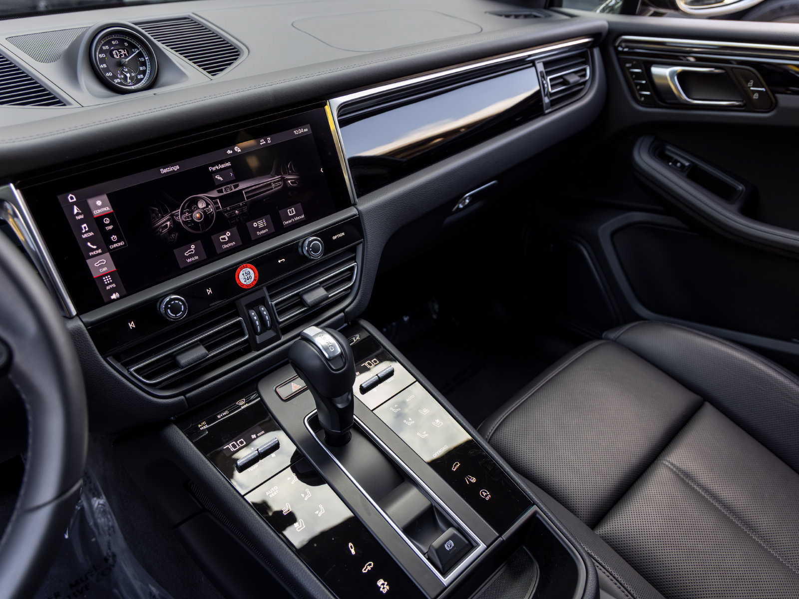 Certified 2025 Porsche Macan Turbo AWD/4WD image 48