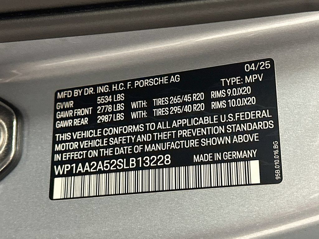 Certified 2025 Porsche Macan AWD/4WD image 35