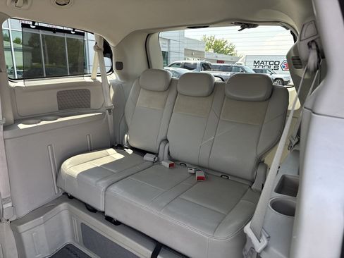 Used 2008 Chrysler Town & Country Limited w/ Trailer Tow Group FWD image 13