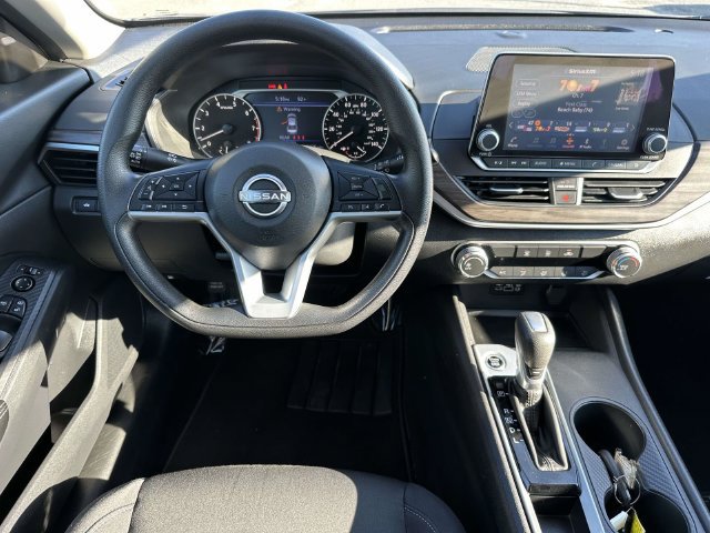 Used 2025 Nissan Altima 2.5 SV FWD image 17