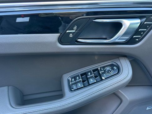 Used 2025 Porsche Macan Base image 12