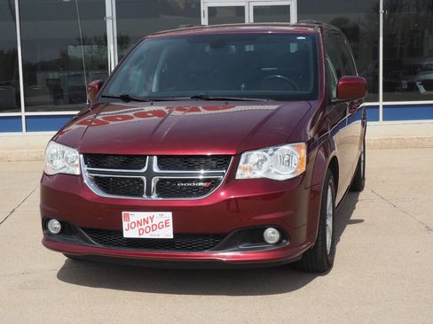 Used 2020 Dodge Grand Caravan SXT image 3