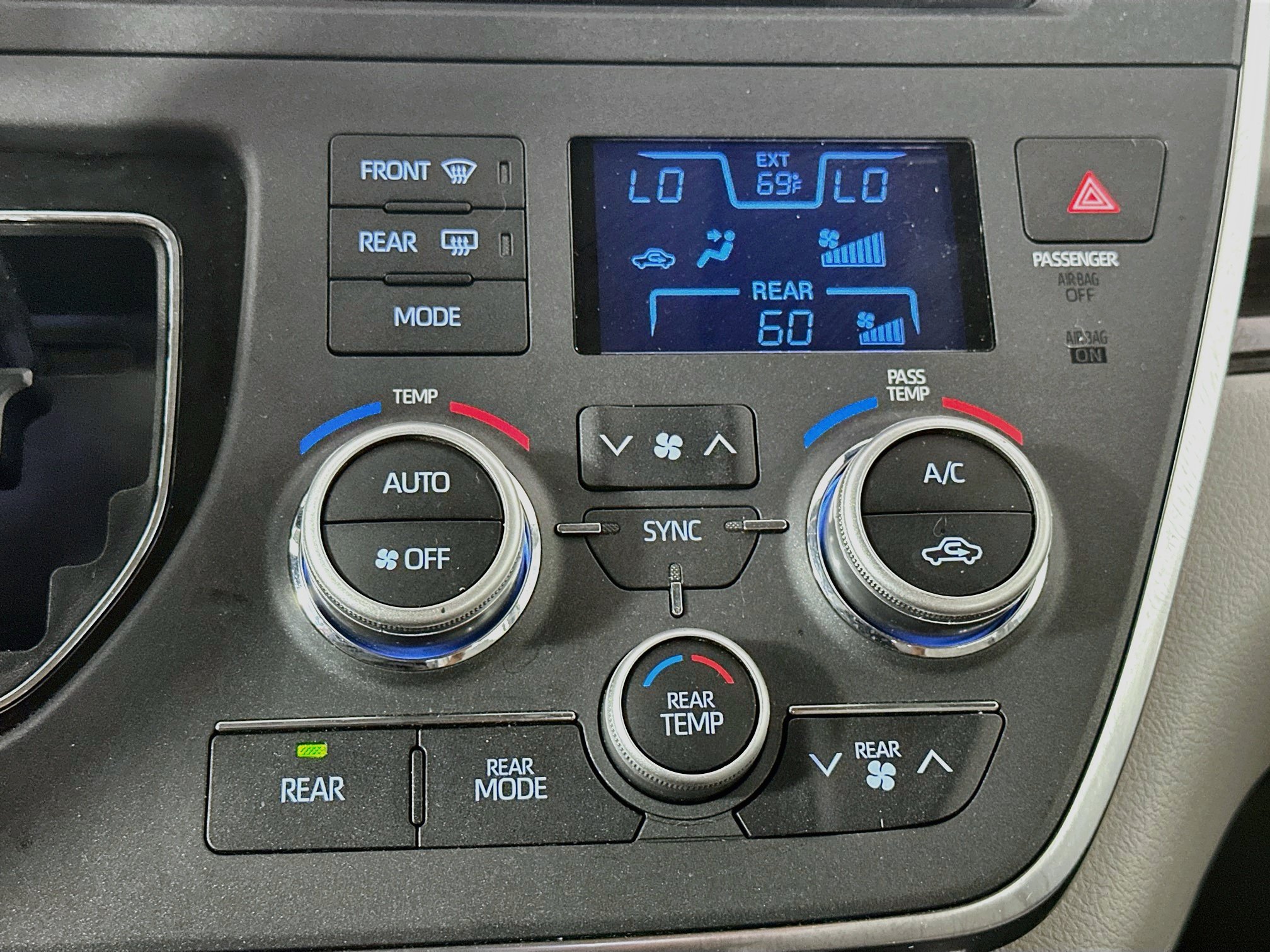 Used 2019 Toyota Sienna XLE FWD image 24