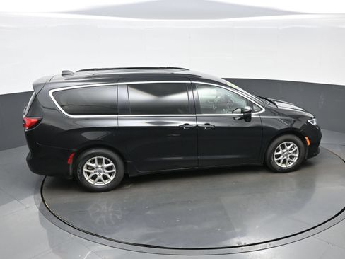 Used 2022 Chrysler Pacifica Touring-L FWD image 36