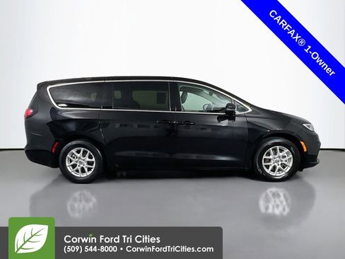 Used 2024 Chrysler Pacifica Touring-L image 19