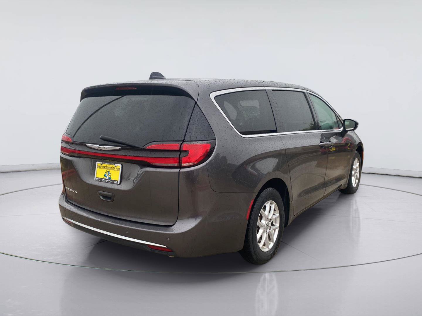 Used 2023 Chrysler Pacifica Touring-L FWD image 5