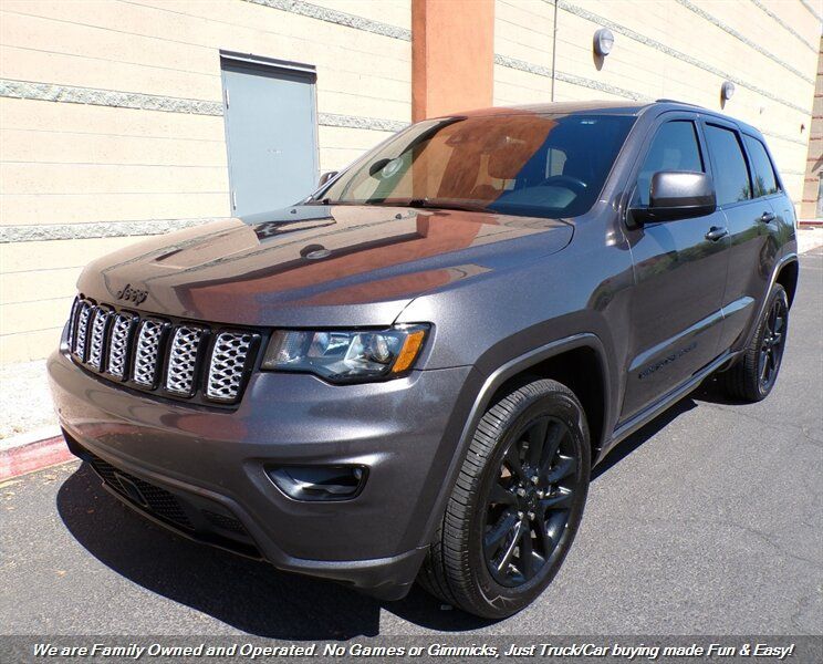 Used 2021 Jeep Grand Cherokee Laredo X AWD/4WD image 3