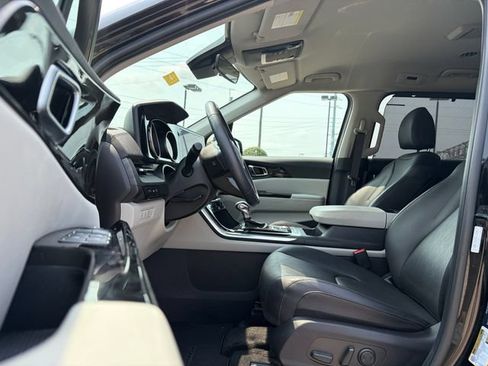 Used 2024 Kia Carnival EX FWD image 21
