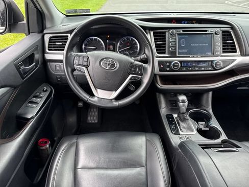 Used 2019 Toyota Highlander XLE AWD/4WD image 19