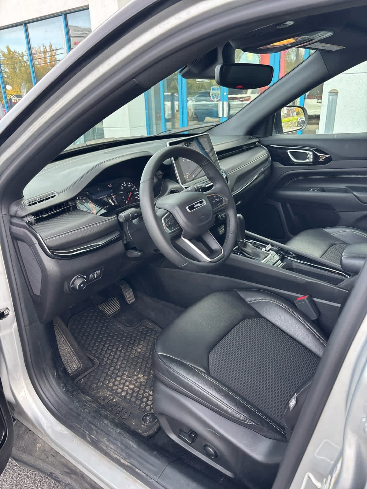 Used 2024 Jeep Compass Latitude w/ Convenience Group AWD/4WD image 8