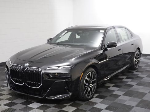 New 2026 BMW 740i xDrive w/ Premium Package AWD/4WD image 2