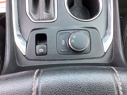 Used 2020 Chevrolet Traverse LT image 25