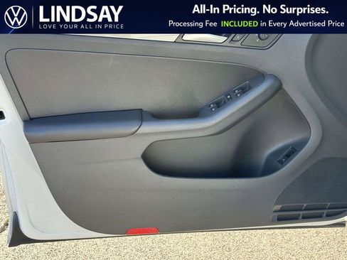 Used 2017 Volkswagen Jetta SE image 9