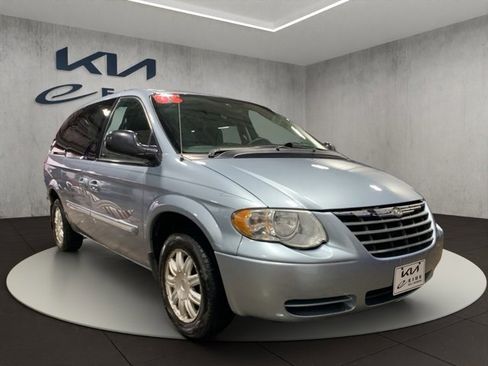 Used 2005 Chrysler Town & Country Touring image 1