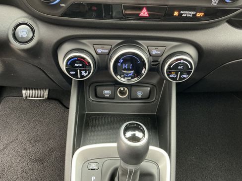 Used 2025 Hyundai Venue SEL image 12