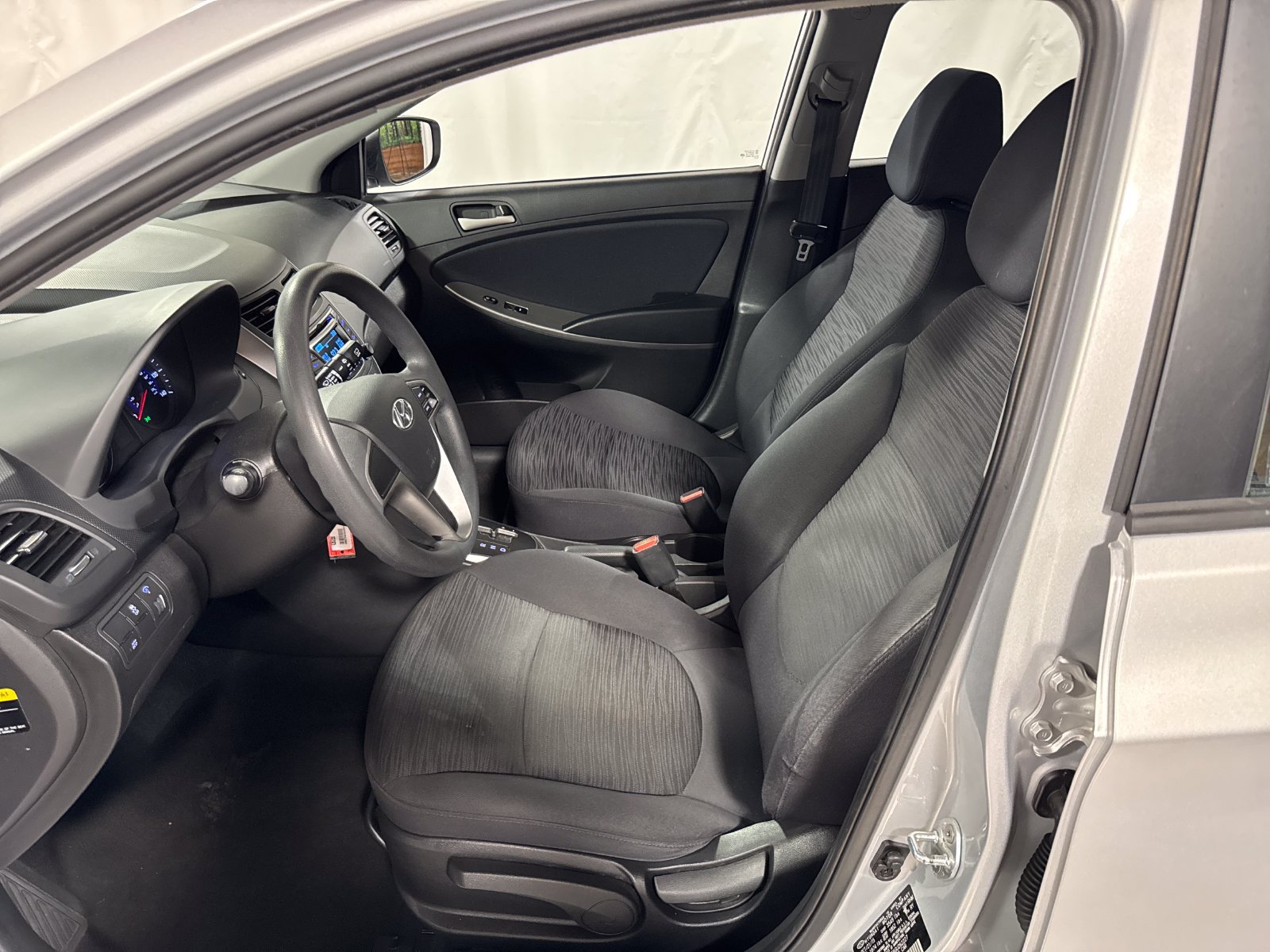 Used 2016 Hyundai Accent SE FWD image 3