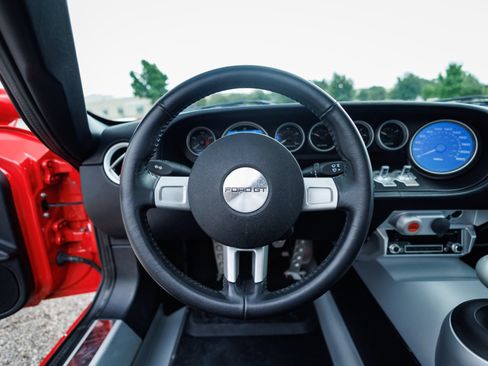 Used 2005 Ford GT RWD image 36