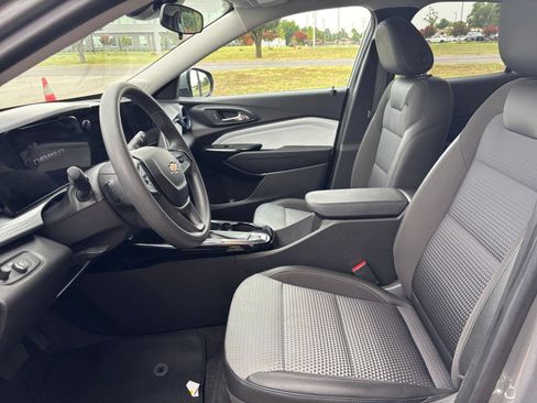 Used 2025 Chevrolet Trax LT FWD image 25