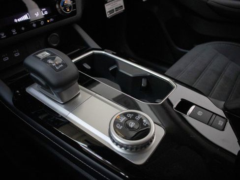 New 2025 Mitsubishi Outlander SE image 15