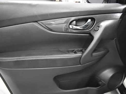 Used 2020 Nissan Rogue SV FWD image 14