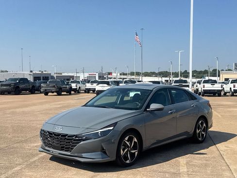 Used 2022 Hyundai Elantra SEL w/ Convenience + Premium Package FWD image 10