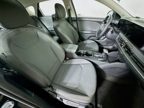 Used 2025 Kia K4 LXS image 31