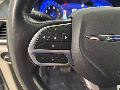 Used 2021 Chrysler Pacifica Touring-L w/ Uconnect Theater Family Group image 38