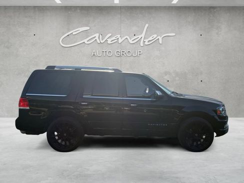 Used 2017 Lincoln Navigator Select image 17