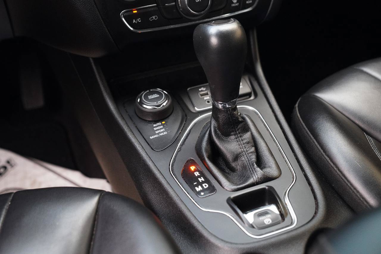 Used 2019 Jeep Cherokee Latitude Plus w/ Cold Weather Group AWD/4WD image 35
