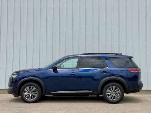 Used 2022 Nissan Pathfinder SV AWD/4WD image 3