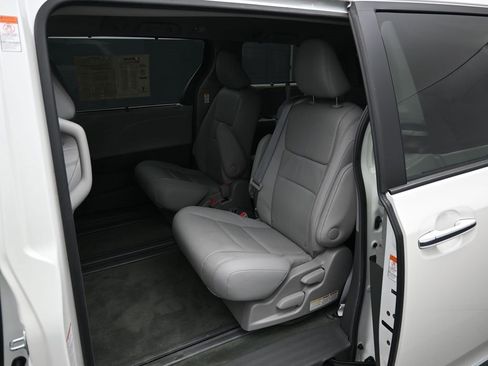Used 2015 Toyota Sienna XLE image 27