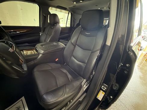 Used 2016 Cadillac Escalade Luxury AWD/4WD image 11