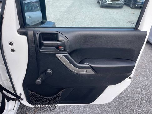 Used 2018 Jeep Wrangler Unlimited Sport w/ Connectivity Group AWD/4WD image 29