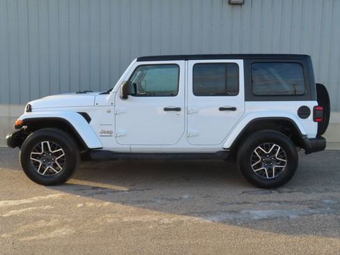 Used 2024 Jeep Wrangler Sahara w/ Technology Group image 10