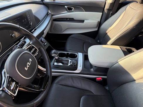 Used 2024 Kia Carnival LX image 9