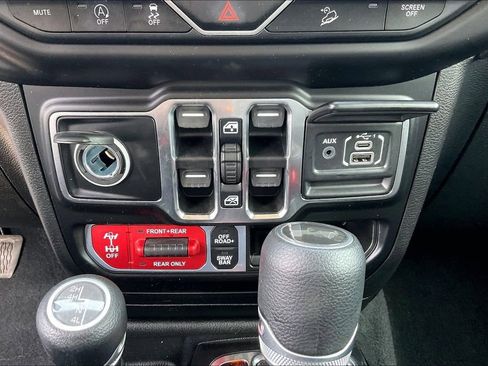 Used 2021 Jeep Wrangler Unlimited Rubicon AWD/4WD image 32