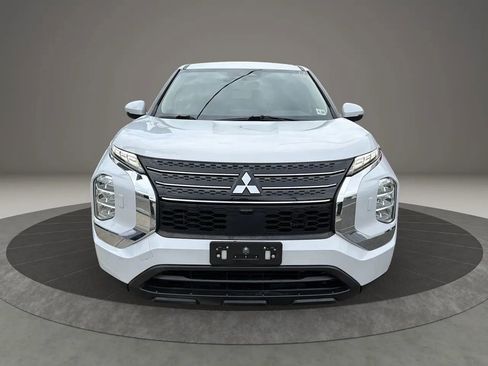 Used 2022 Mitsubishi Outlander ES AWD/4WD image 2