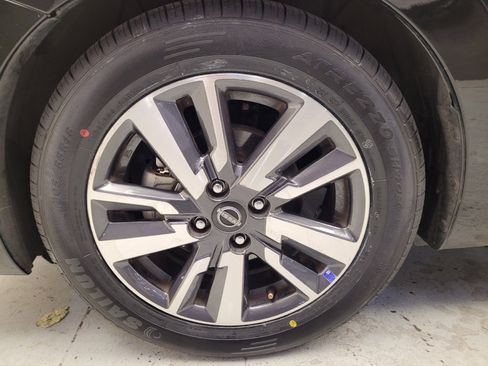 Used 2023 Nissan Versa SV image 31