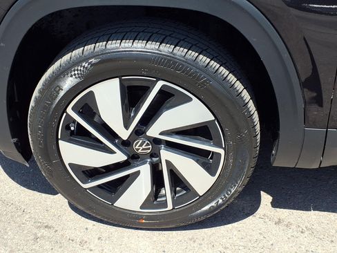 Used 2025 Volkswagen Atlas SE FWD image 25