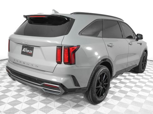 Used 2022 Kia Sorento EX w/ Panoramic Sunroof Package image 5
