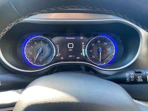Used 2024 Chrysler Pacifica Touring-L FWD image 14
