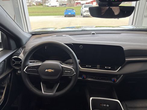 Used 2025 Chevrolet Equinox LT w/ Convenience Package II image 11