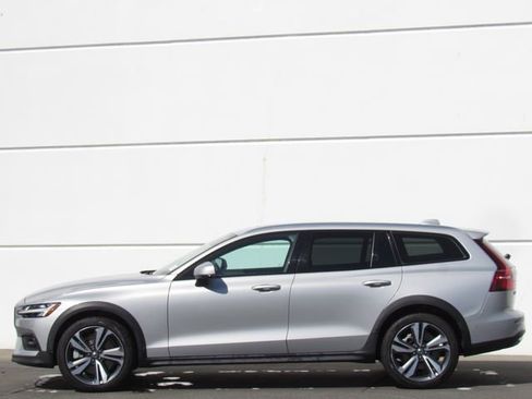 Used 2025 Volvo V60 B5 Cross Country Plus AWD/4WD image 4