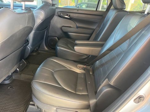 Used 2021 Toyota Highlander XLE image 15