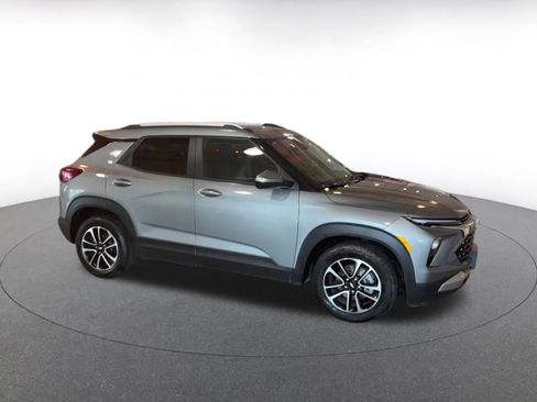 Used 2025 Chevrolet TrailBlazer LT image 2